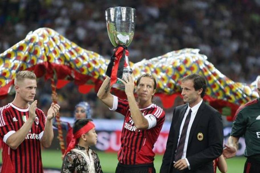 L&#39;altro trionfo di Allegri sulla panchina rossonera: 6 agosto 2011, a Pechino il Milan batte in rimonta l&#39;Inter 2-1 e conquista la Supercoppa Italiana. LaPresse